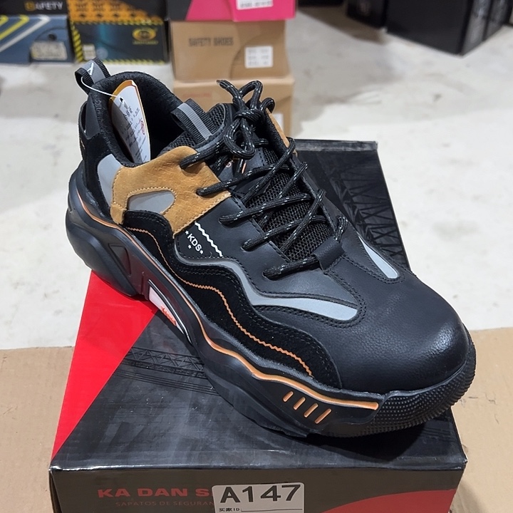 编码147号。43码防砸防刺劳保鞋
