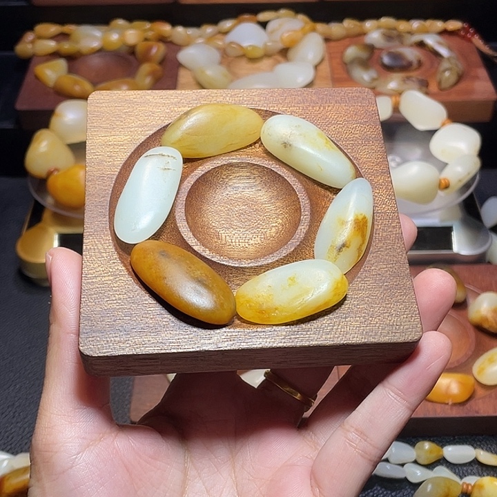 用***忠和田玉未镶嵌手链