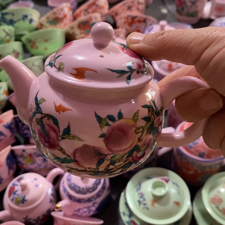 摆件瓷红稀土寿桃壶