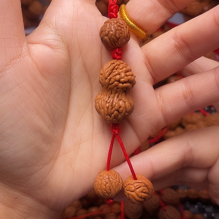 木质类龙纹桃枭挂件