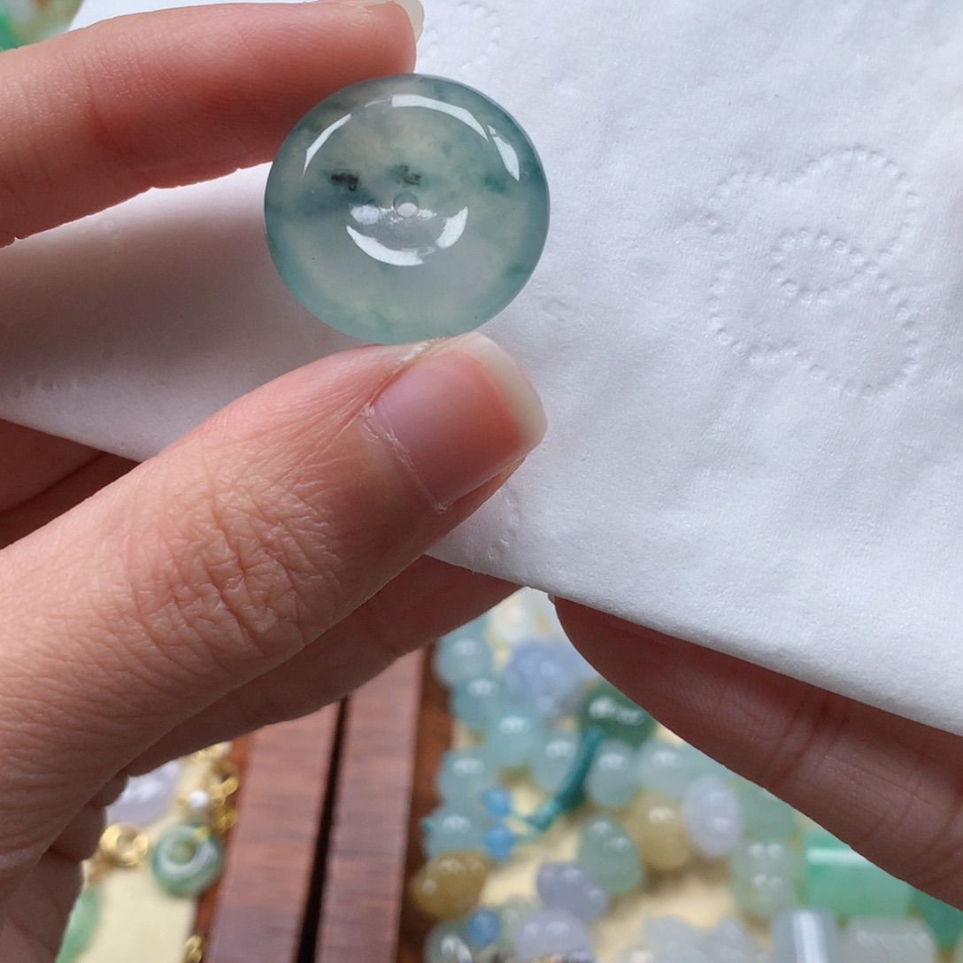 翡翠未镶嵌颈饰是