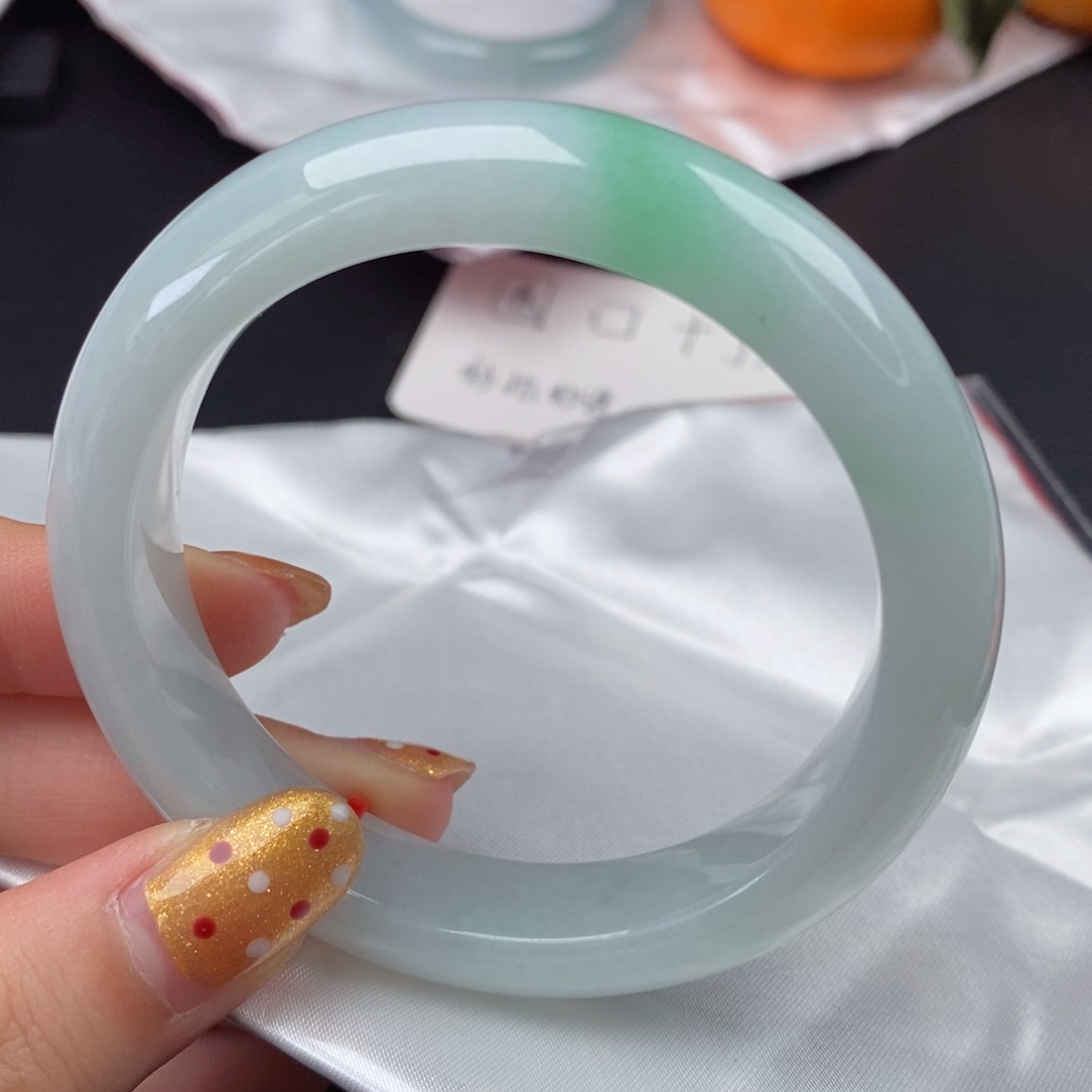 翡翠手镯未镶嵌56圈口