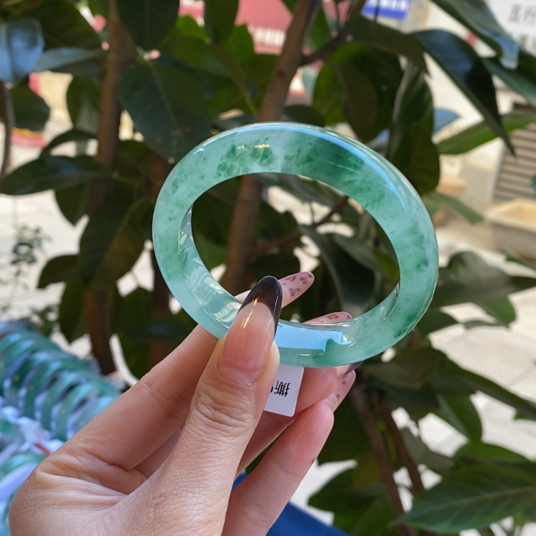 未镶嵌手镯石英岩玉