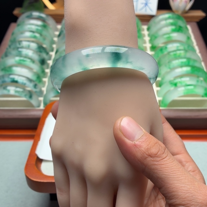 蔷***画石英质玉未镶嵌手镯