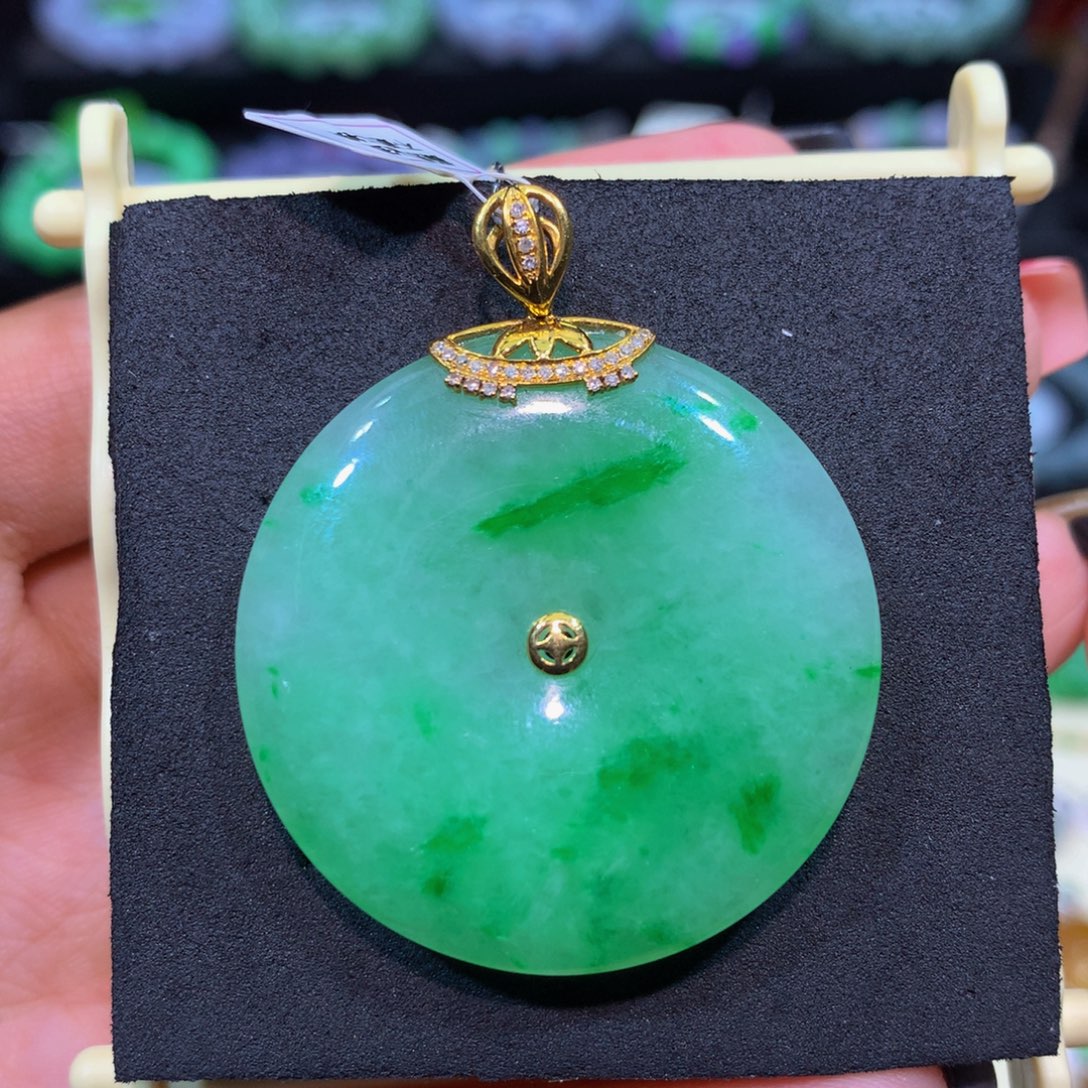 翡翠18K金镶嵌颈饰翡翠