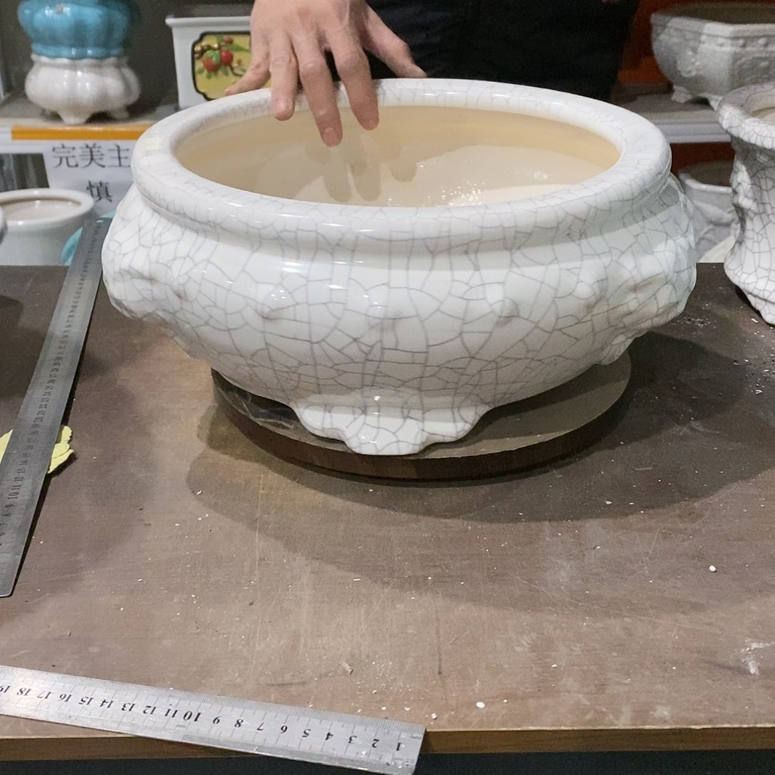 瑕疵花盆里装满鲜花