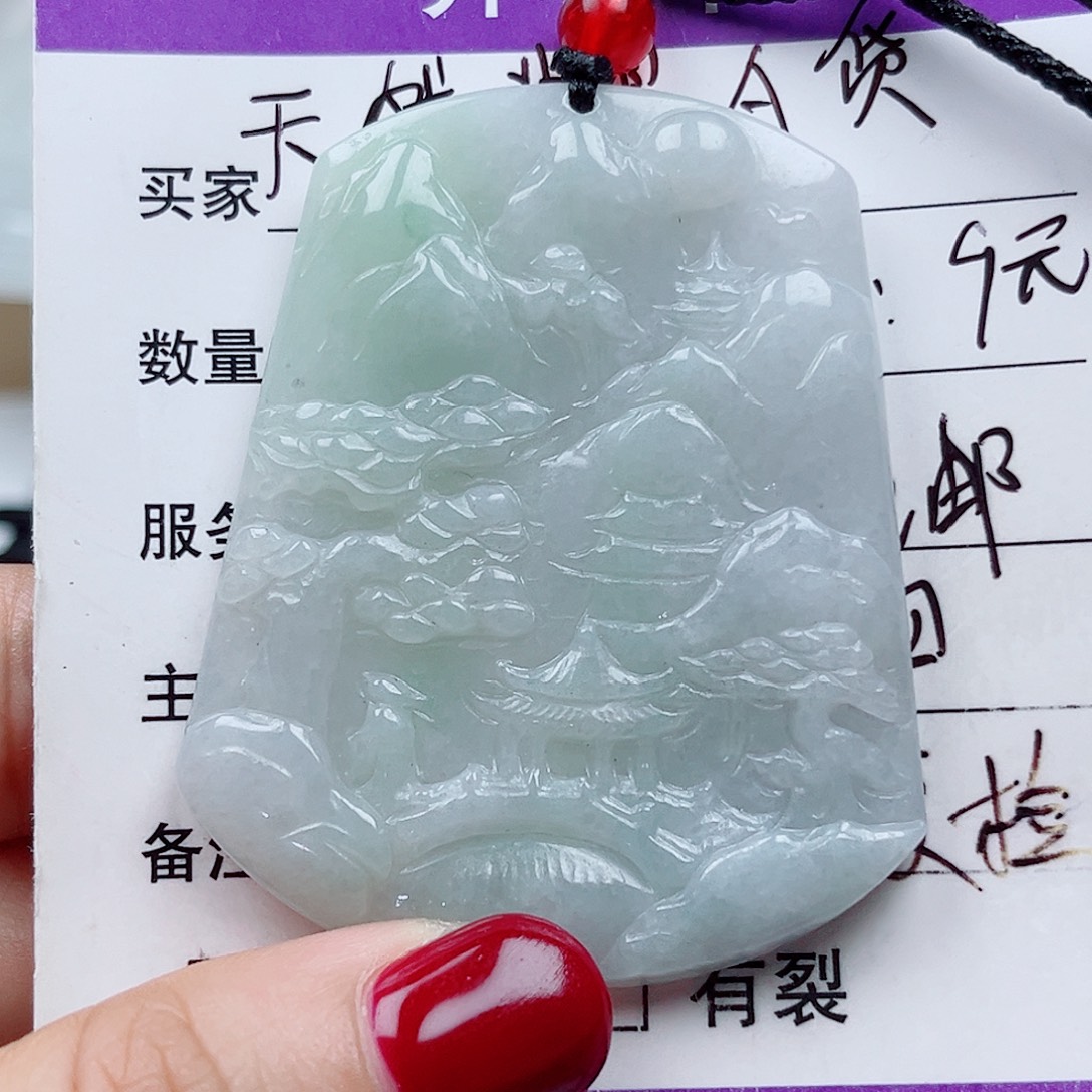 翡翠未镶嵌颈饰    