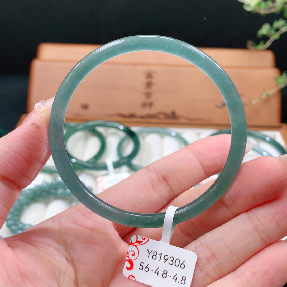 翡翠手镯未镶嵌天然