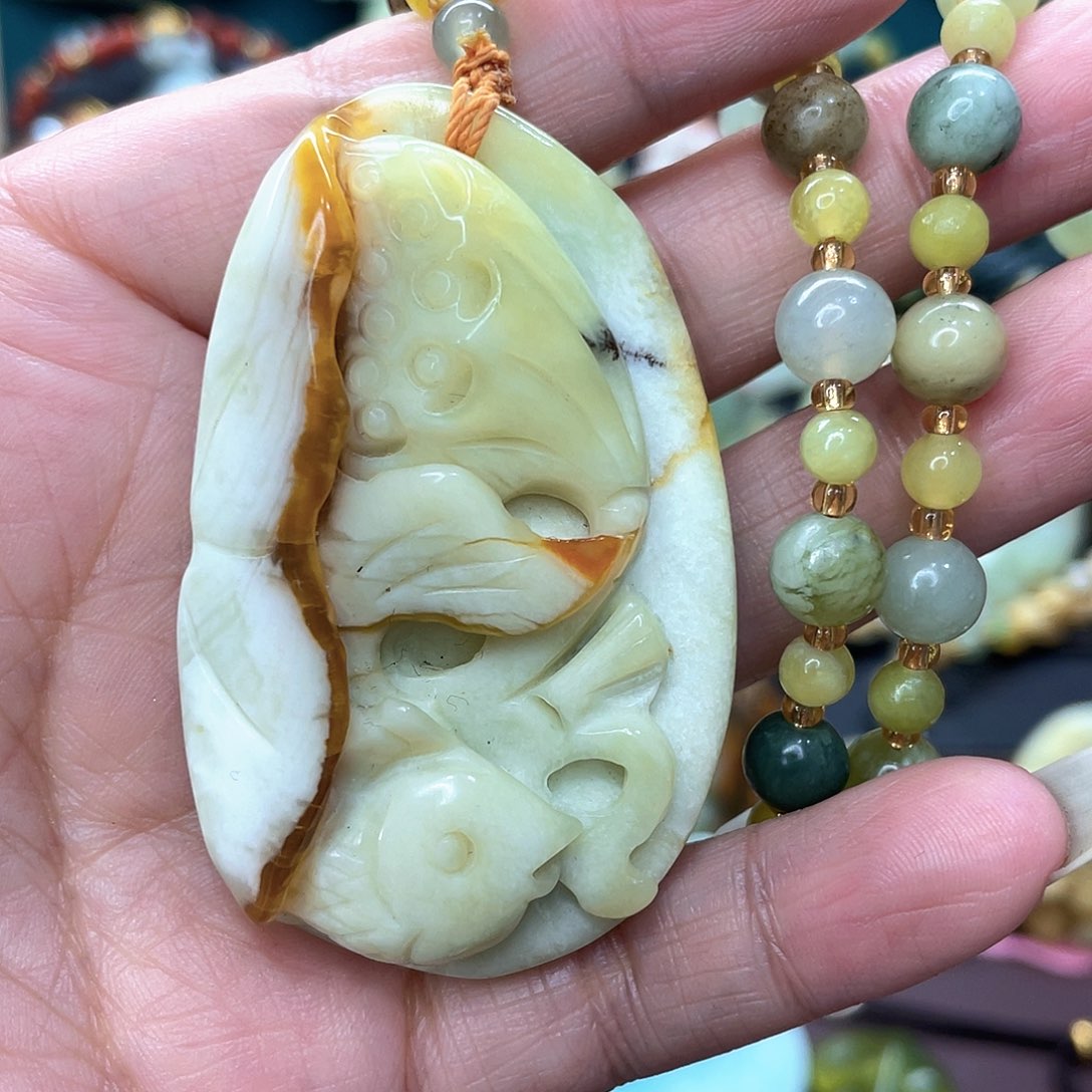 蛇纹石玉颈饰未镶嵌