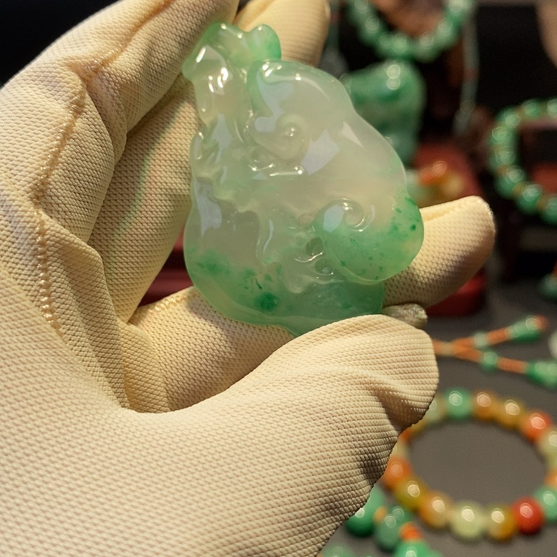 石英质玉（非洲翠）未镶嵌挂件