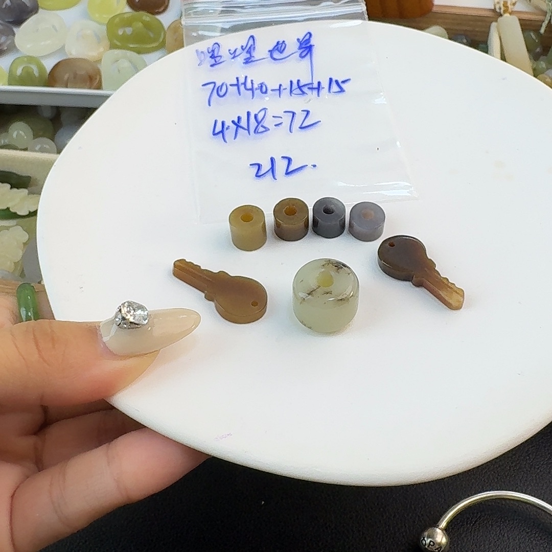 哩***界颈饰未镶嵌和田玉