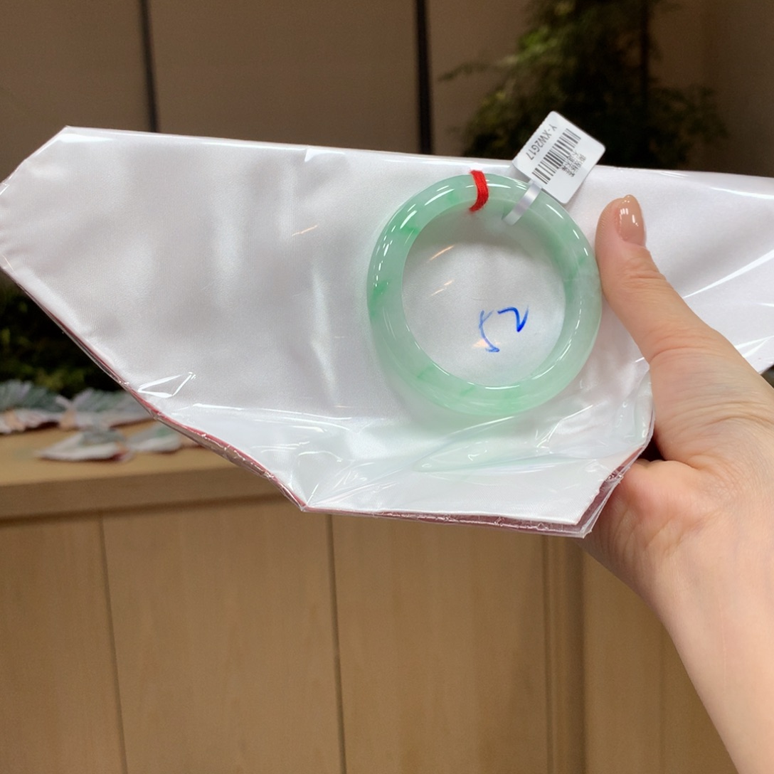 翡翠手镯未镶嵌不退不换