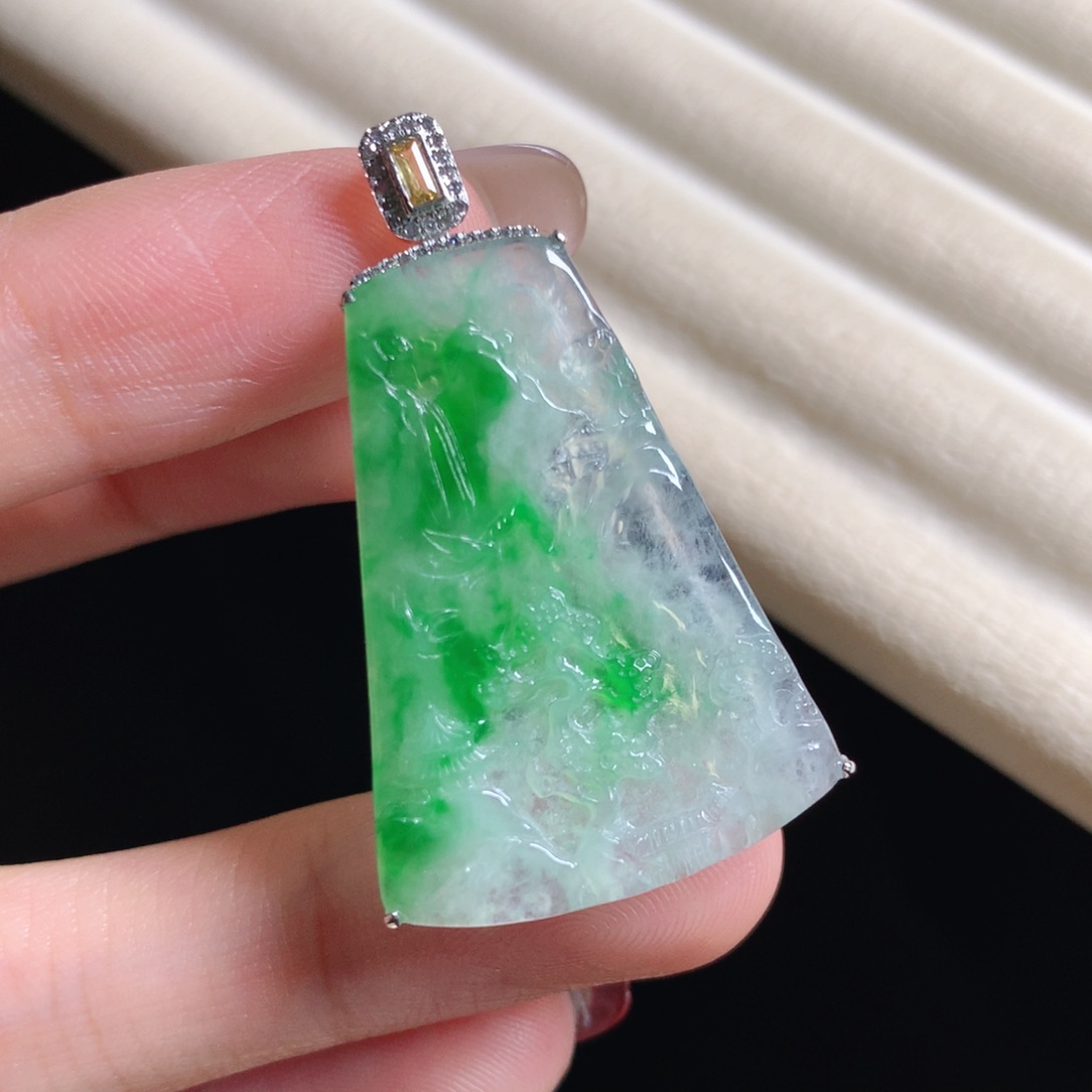 翡翠颈饰18K金镶嵌山水牌