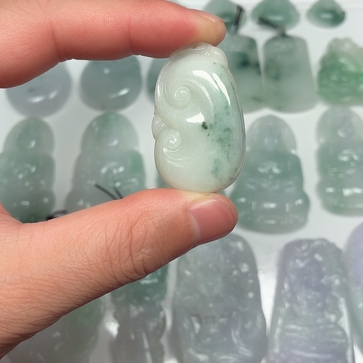 翡翠未镶嵌颈饰如意