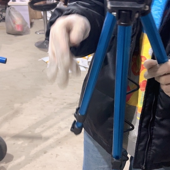 蓝色三角架一个。       