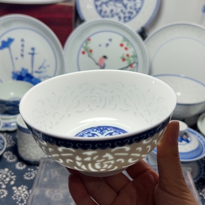 青花5寸雕刻福字饭碗
