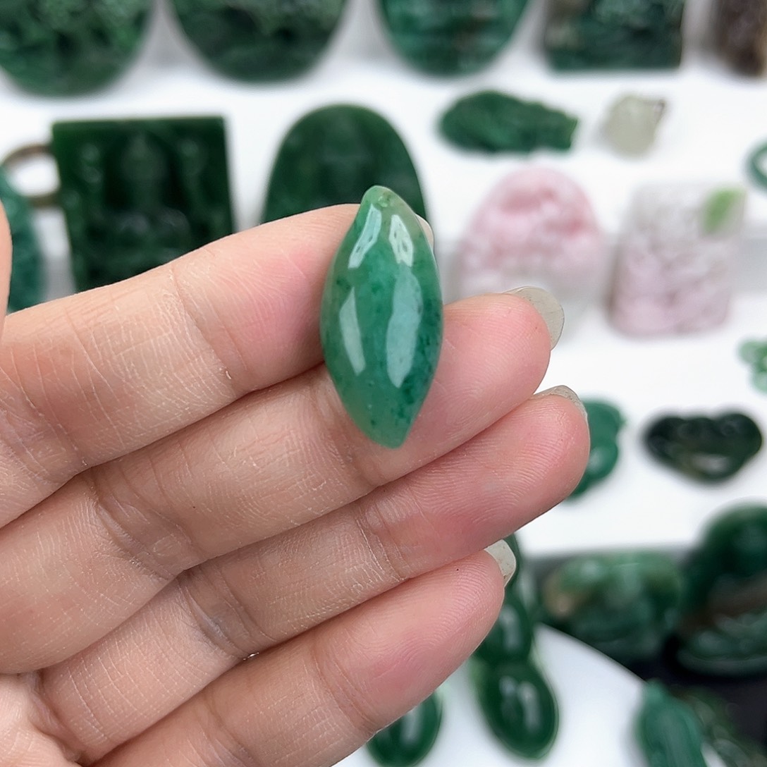 独山玉未镶嵌颈饰