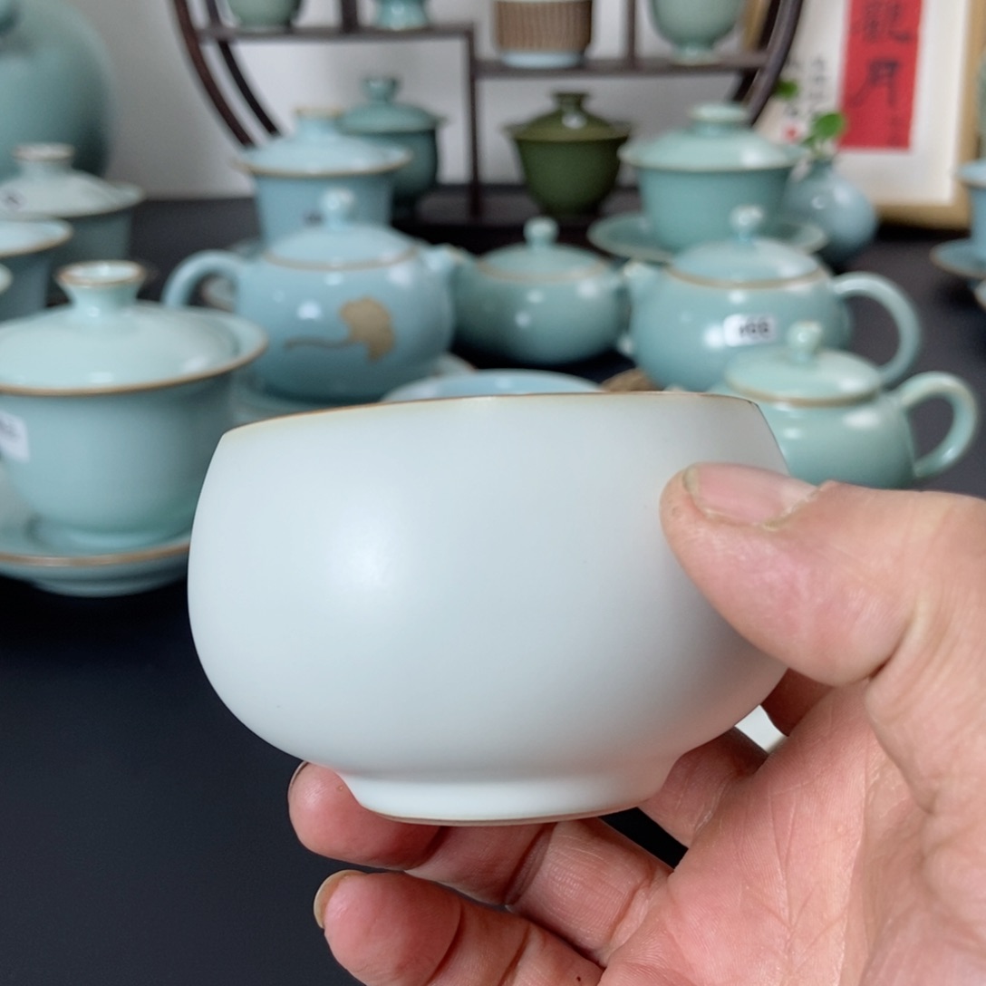 江**虎微瑕月白釉元宝盖碗