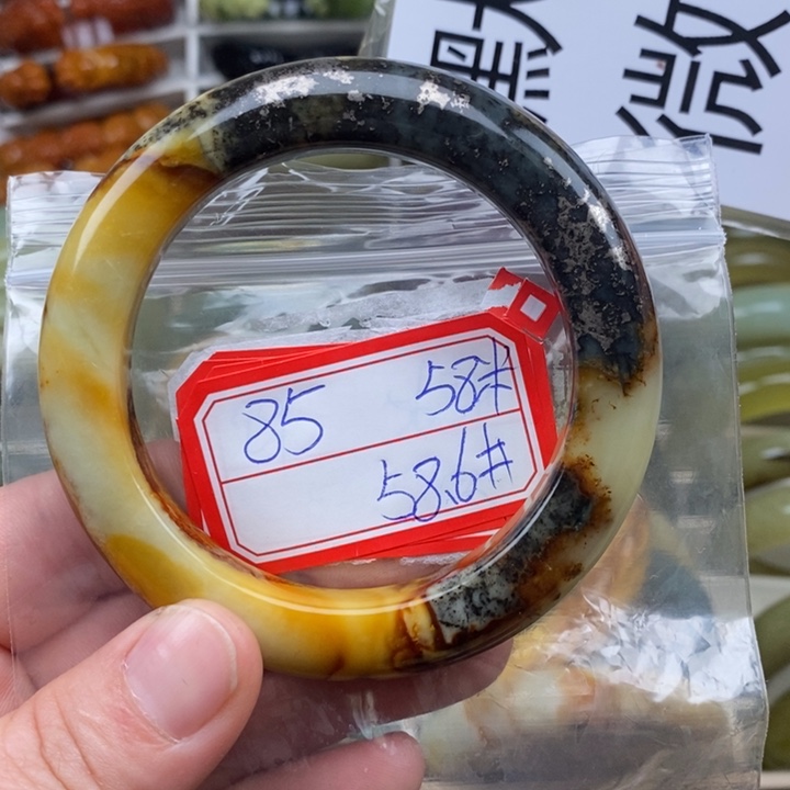 蛇纹石玉颈饰未镶嵌