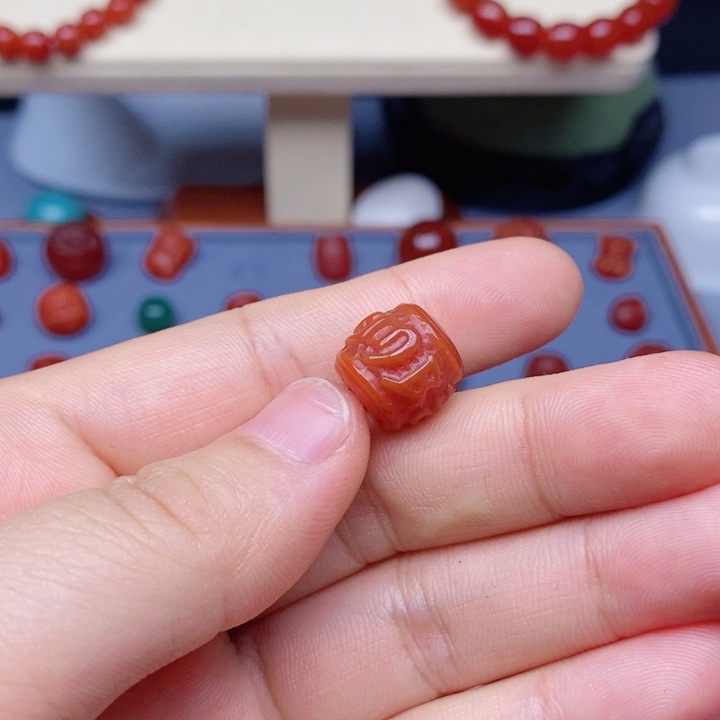 玛瑙/玉髓颈饰未镶嵌诚****事六字真言