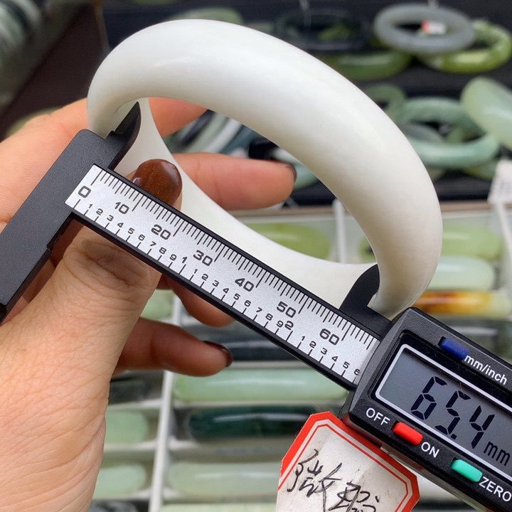 蛇纹石玉未镶嵌手镯650