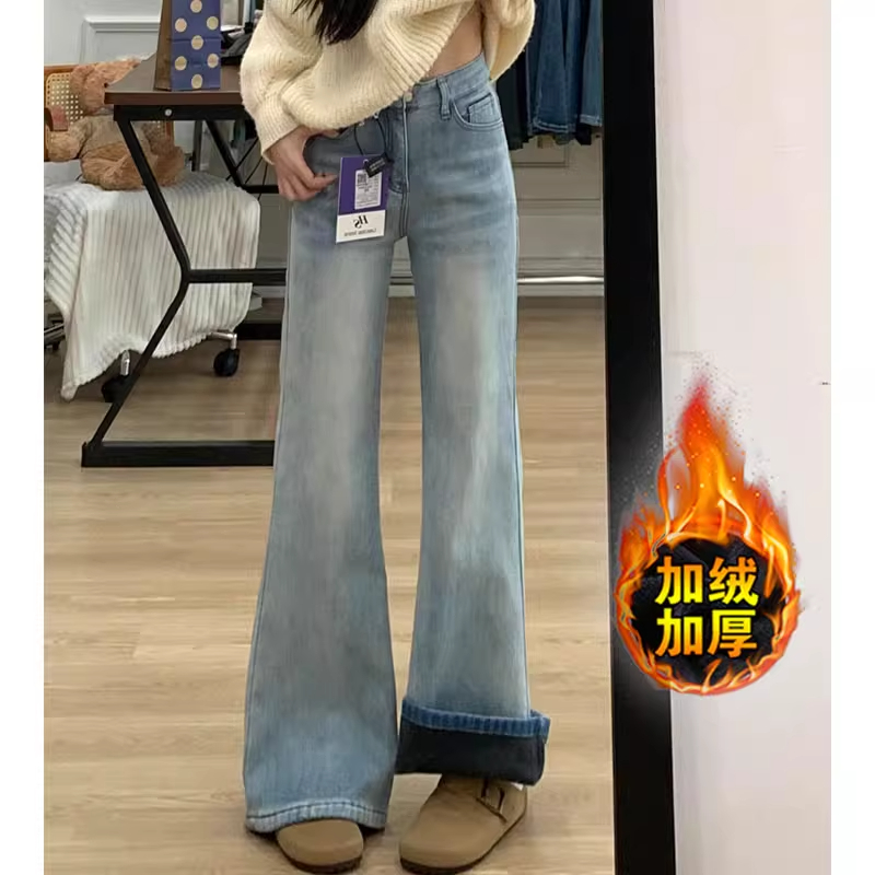 浅蓝色加绒不贴腿微喇牛仔裤女2025冬季新款高腰垂感阔腿喇叭裤子