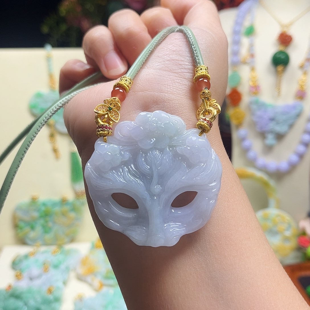 翡翠颈饰未镶嵌面具