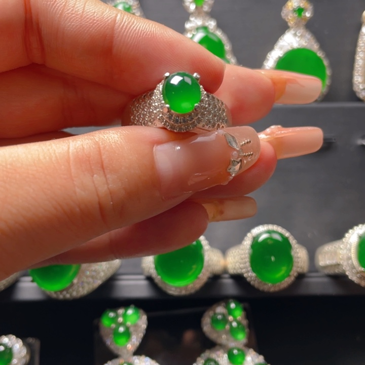 翡翠戒指未镶嵌翡翠戒指