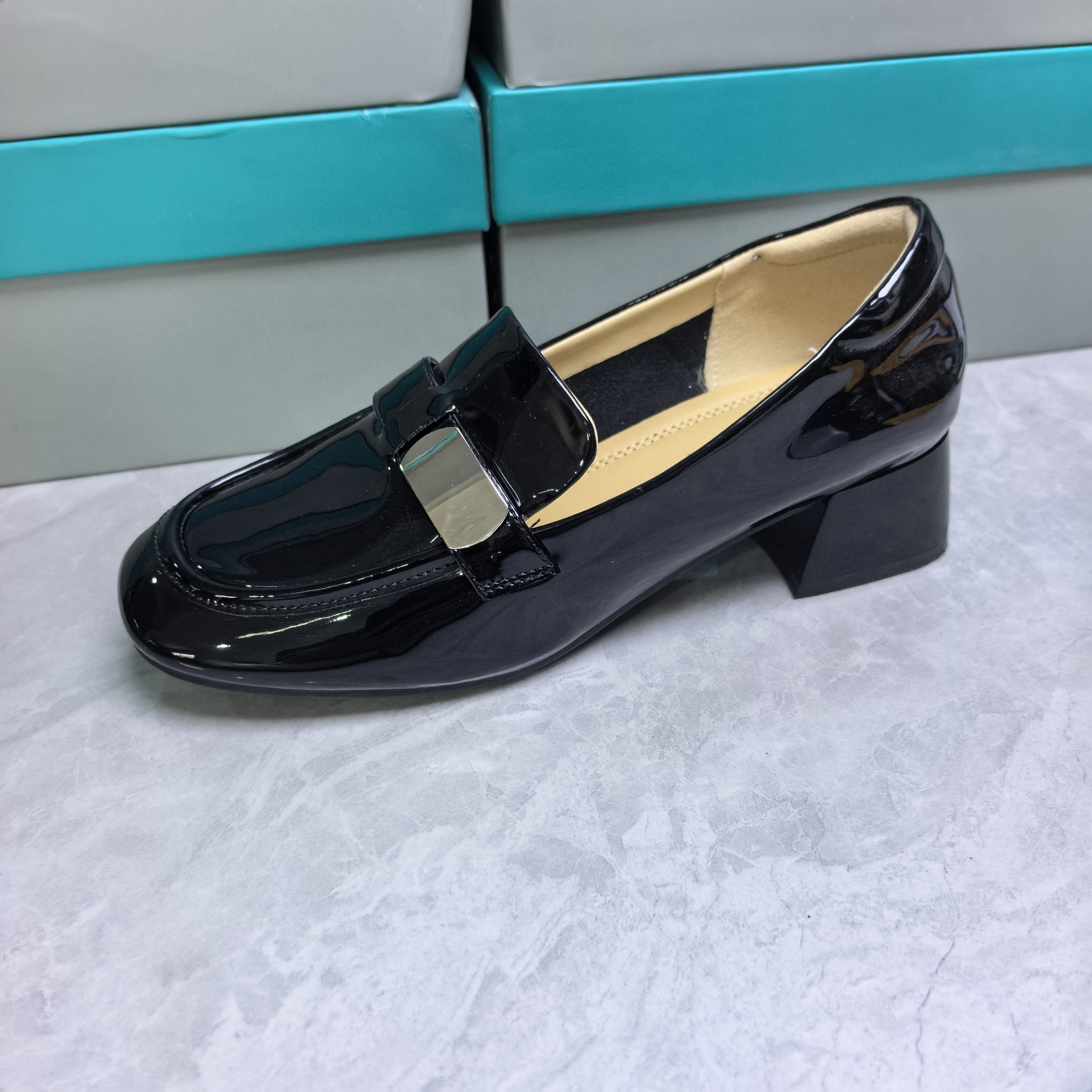 【2号店】中口轻便乐福鞋粗跟方头漆皮百搭