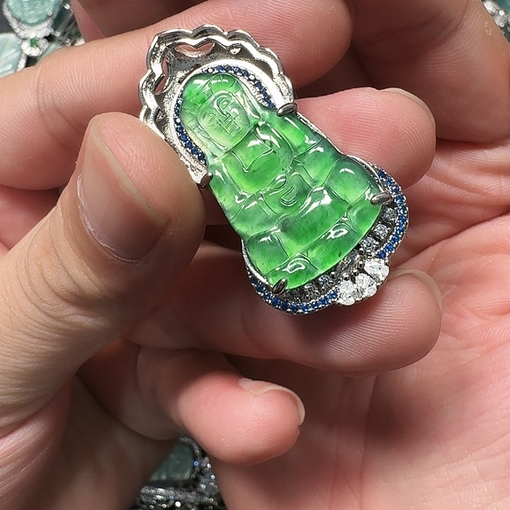 翡翠未镶嵌颈饰天然A货翡翠放漏