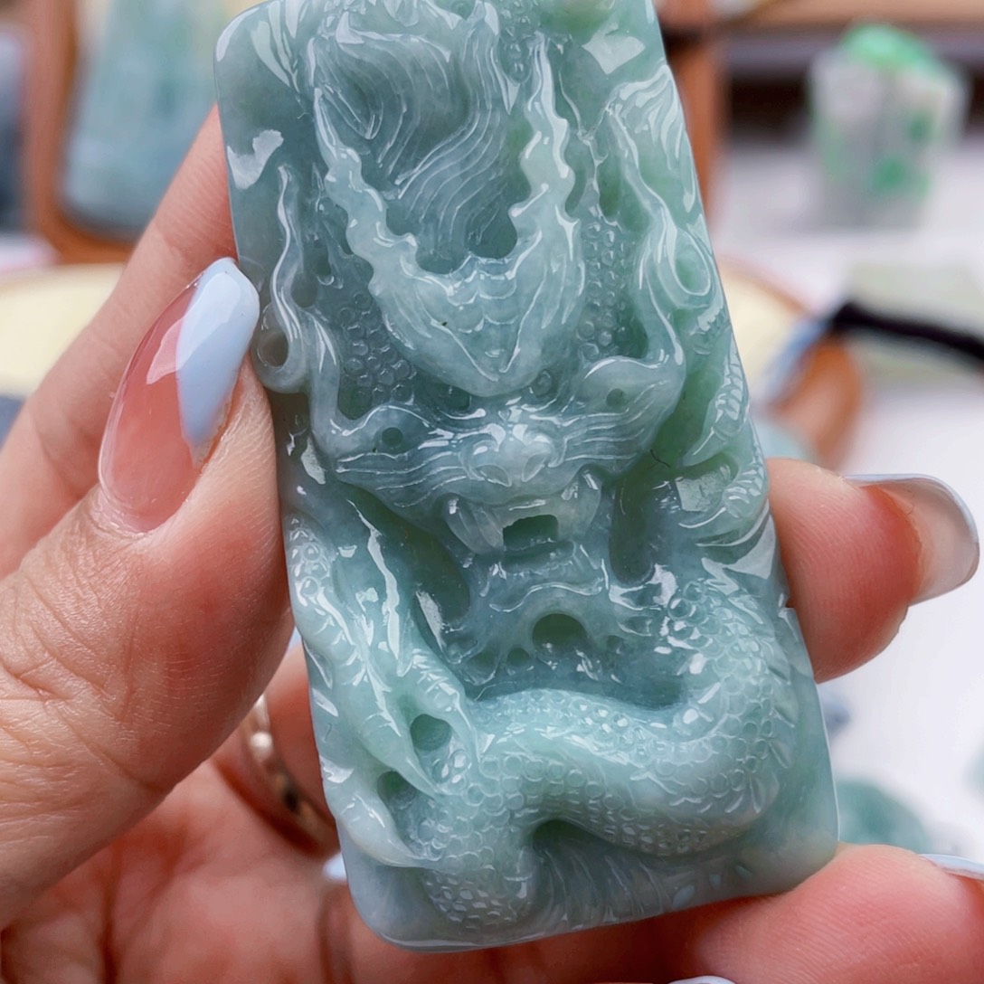 翡翠未镶嵌颈饰龙牌