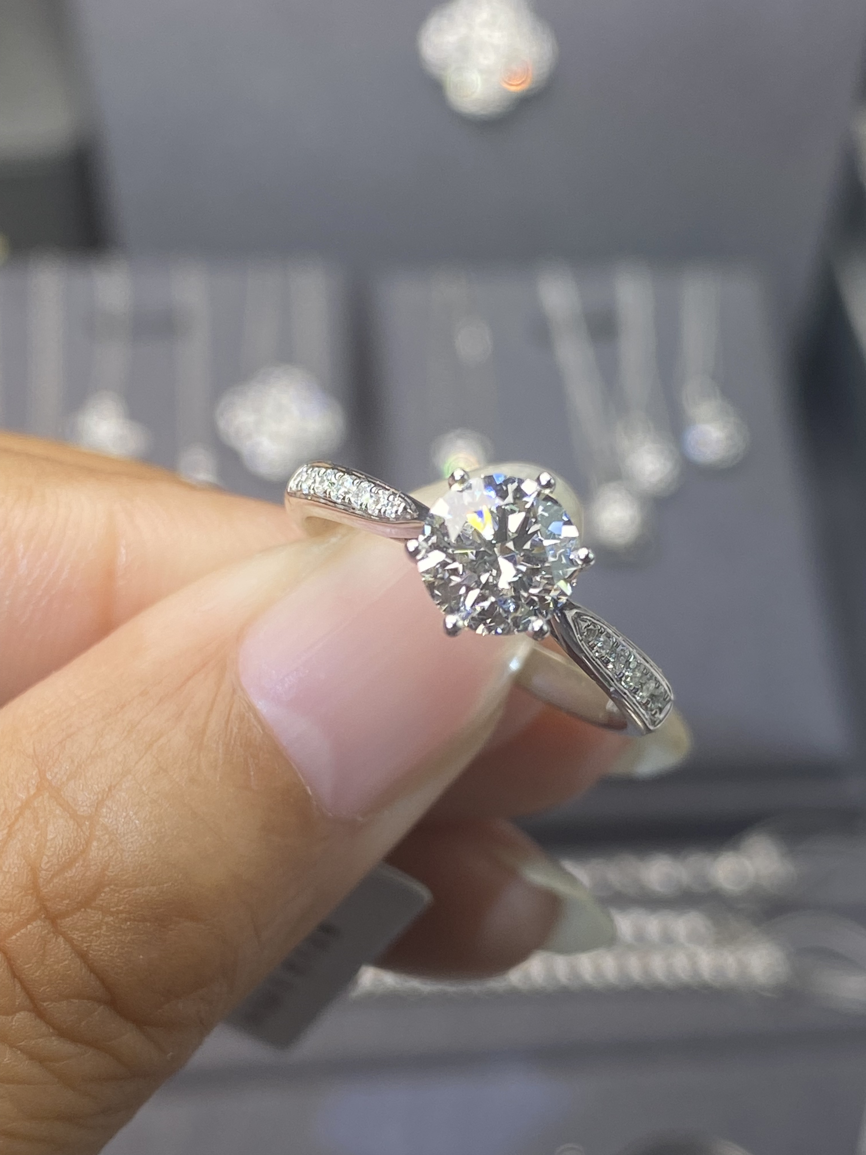 实验室培育钻石18K金镶嵌1克拉星光六爪IGI证书戒指