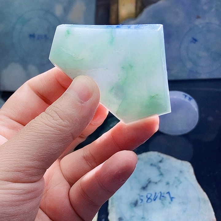 翡翠未镶嵌颈饰毛料24