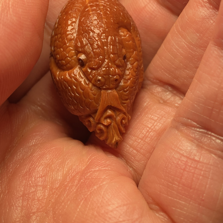 福利苏工核雕，纯手工雕刻一叶暴富，灵蛇单籽个性十足，等待有缘人