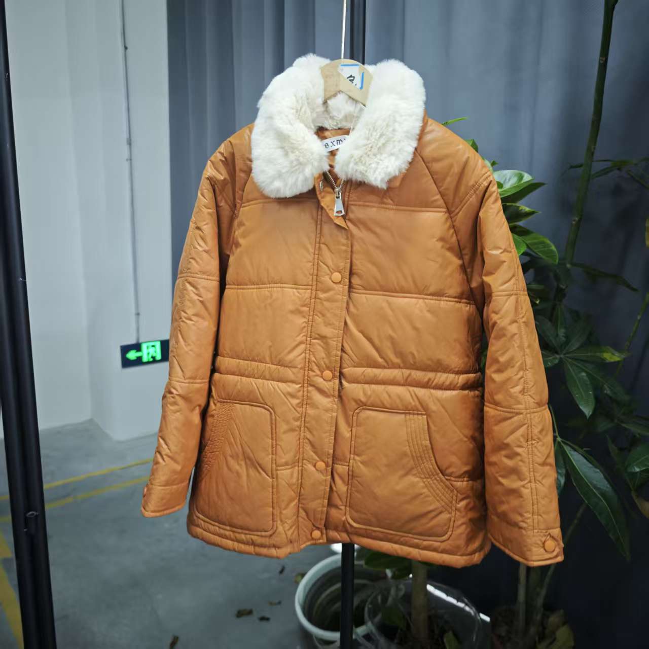 唯琳剪标  C21-15-0535款  直筒型常规长袖棕橘色短款加厚棉服