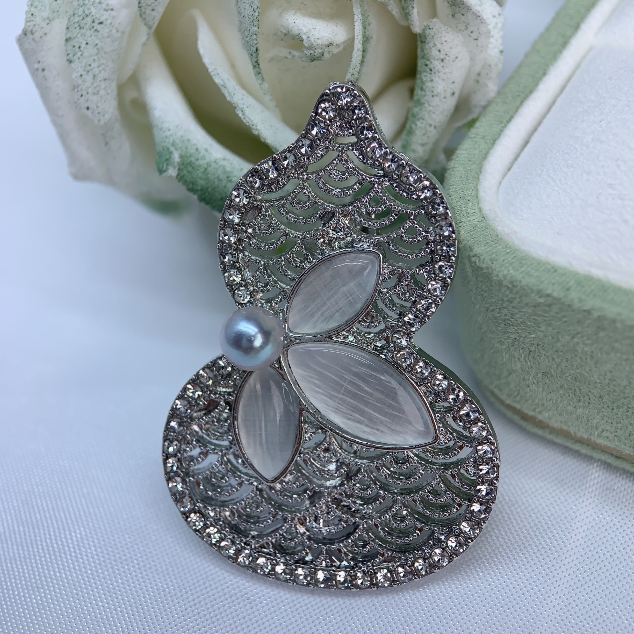 海水灰珠胸针5-6MM Y1316