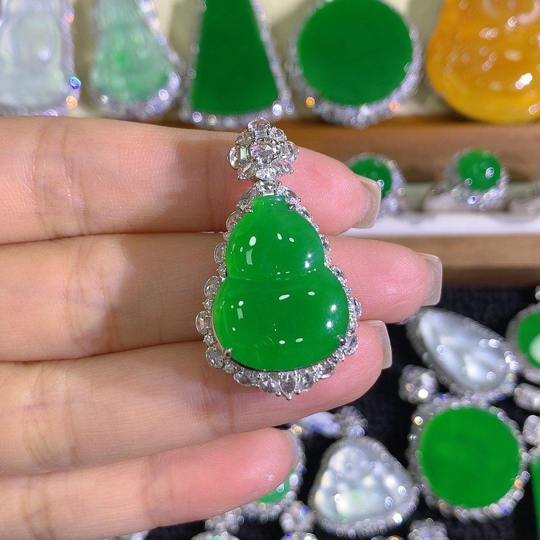 翡翠18K金镶嵌颈饰葫芦