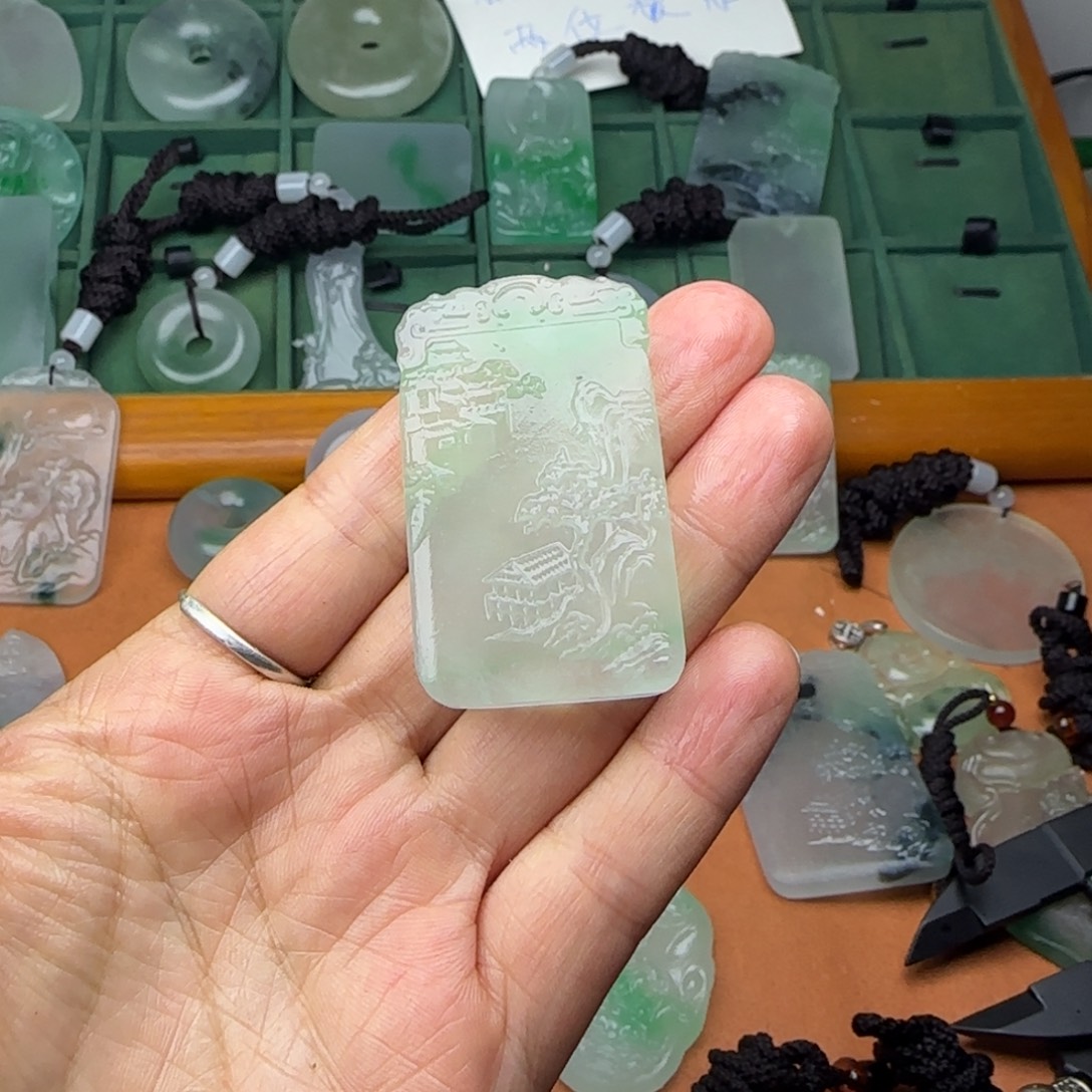 翡翠未镶嵌颈饰山水