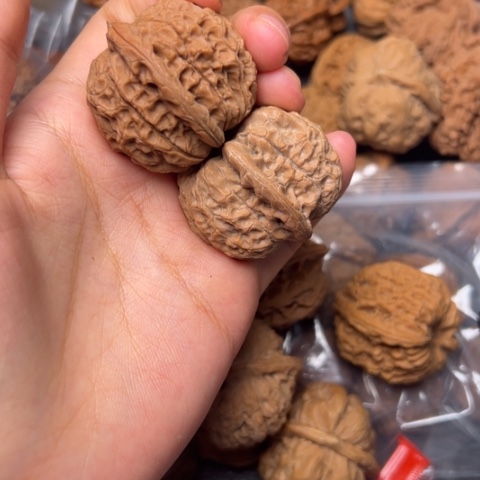 洋***哥文玩核桃吊坠血麒麟