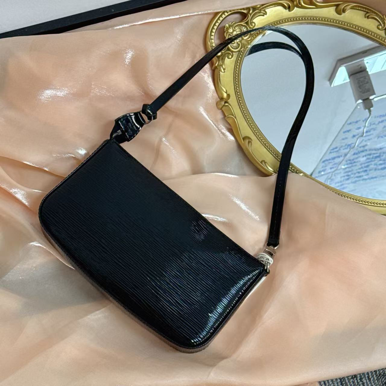 95新 LouisVuitton/路易威登 路易威登黑色腋下单肩包95新