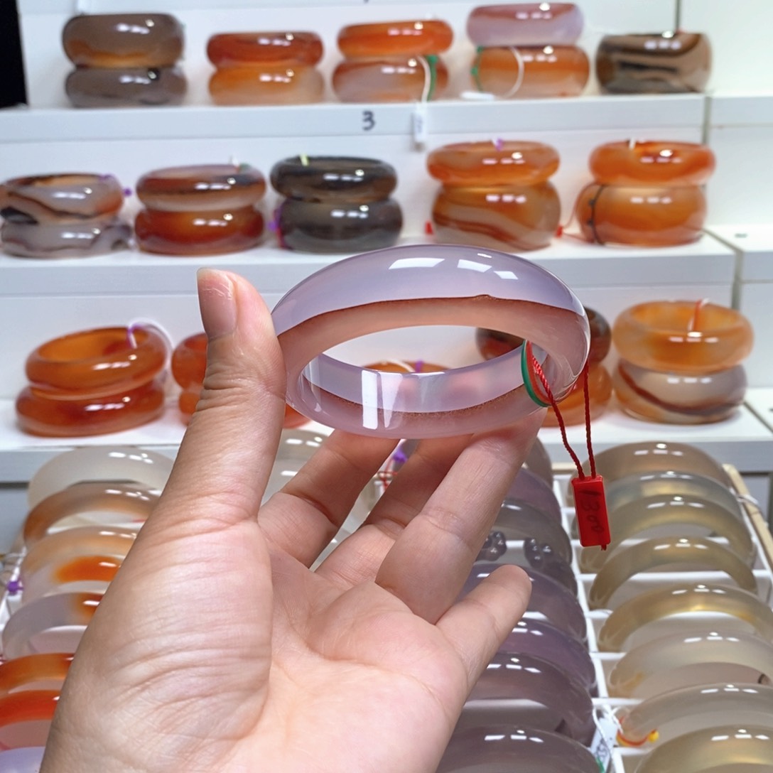 玛瑙/玉髓手镯未镶嵌快****妇