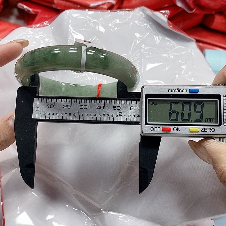 翡翠手镯未镶嵌12。 