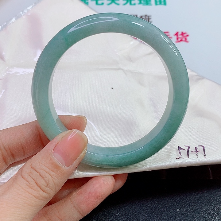 未镶嵌手镯翡翠牛*