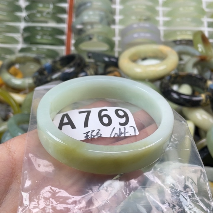 旺****蛇纹石玉未镶嵌手镯