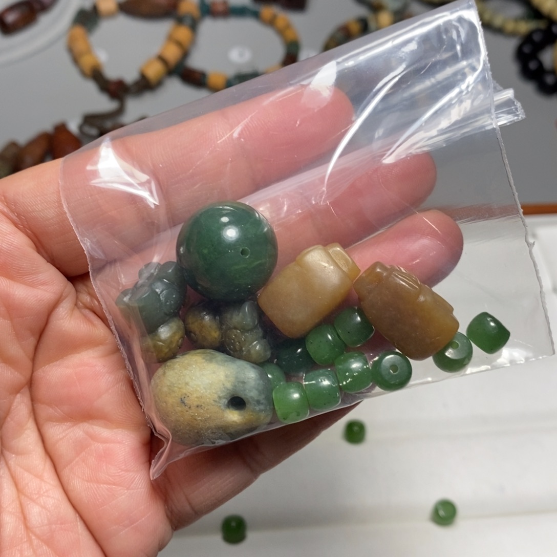 颈饰未镶嵌透闪石质玉玉*贝