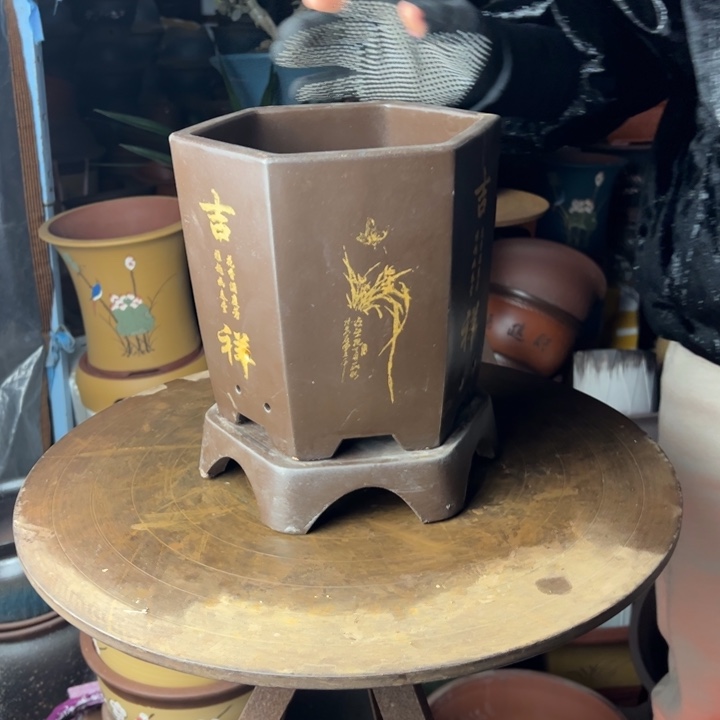 紫砂棕色如意六方小号加拖