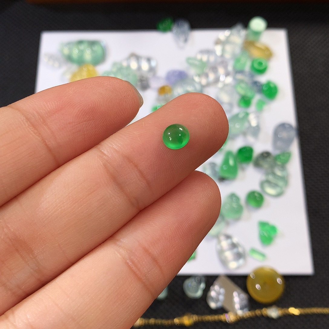 翡翠裸石木纳蛋面