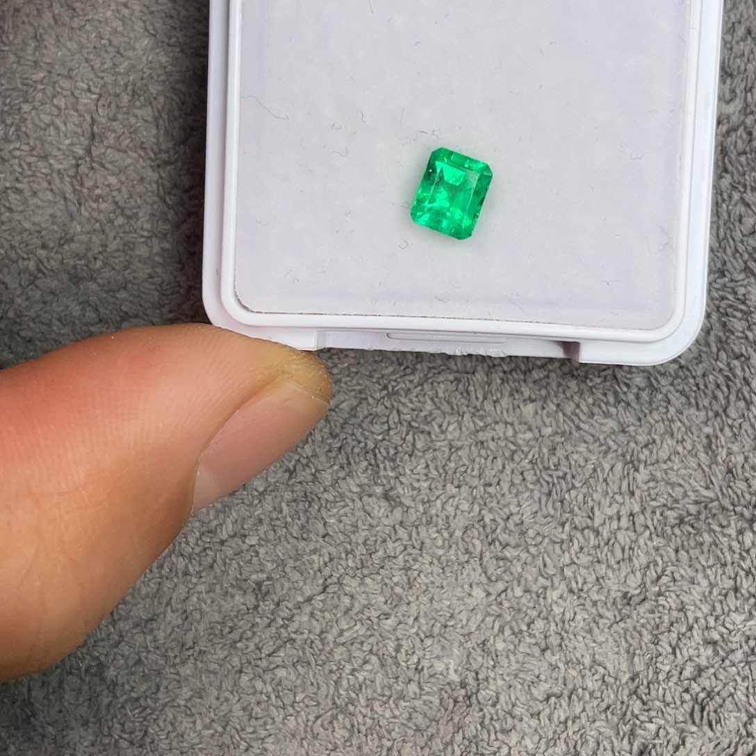 裸石未镶嵌祖母绿0.785Ct。  