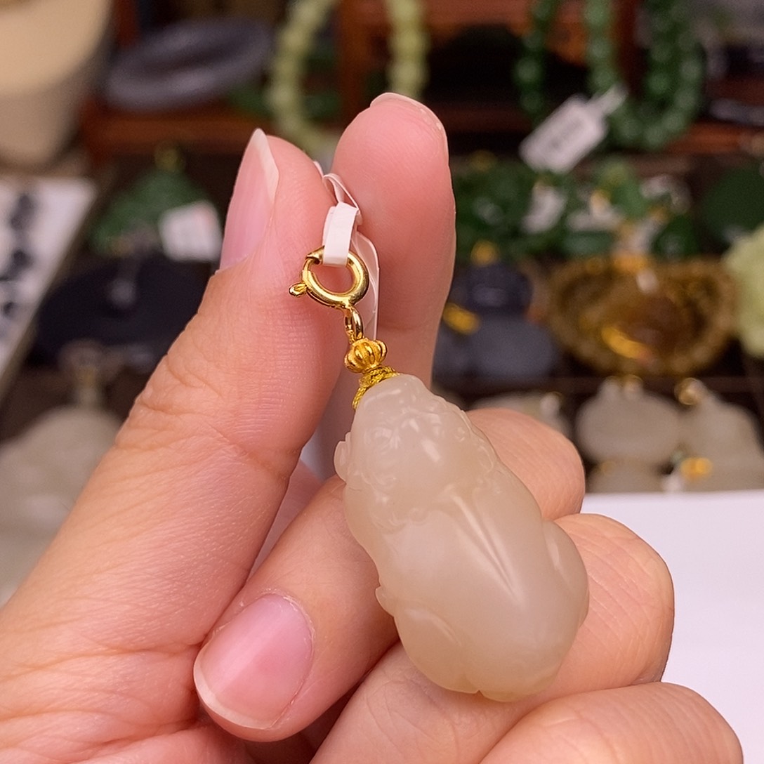 和田玉熟藕粉老料脂膏级貔貅吊坠清货价未镶嵌