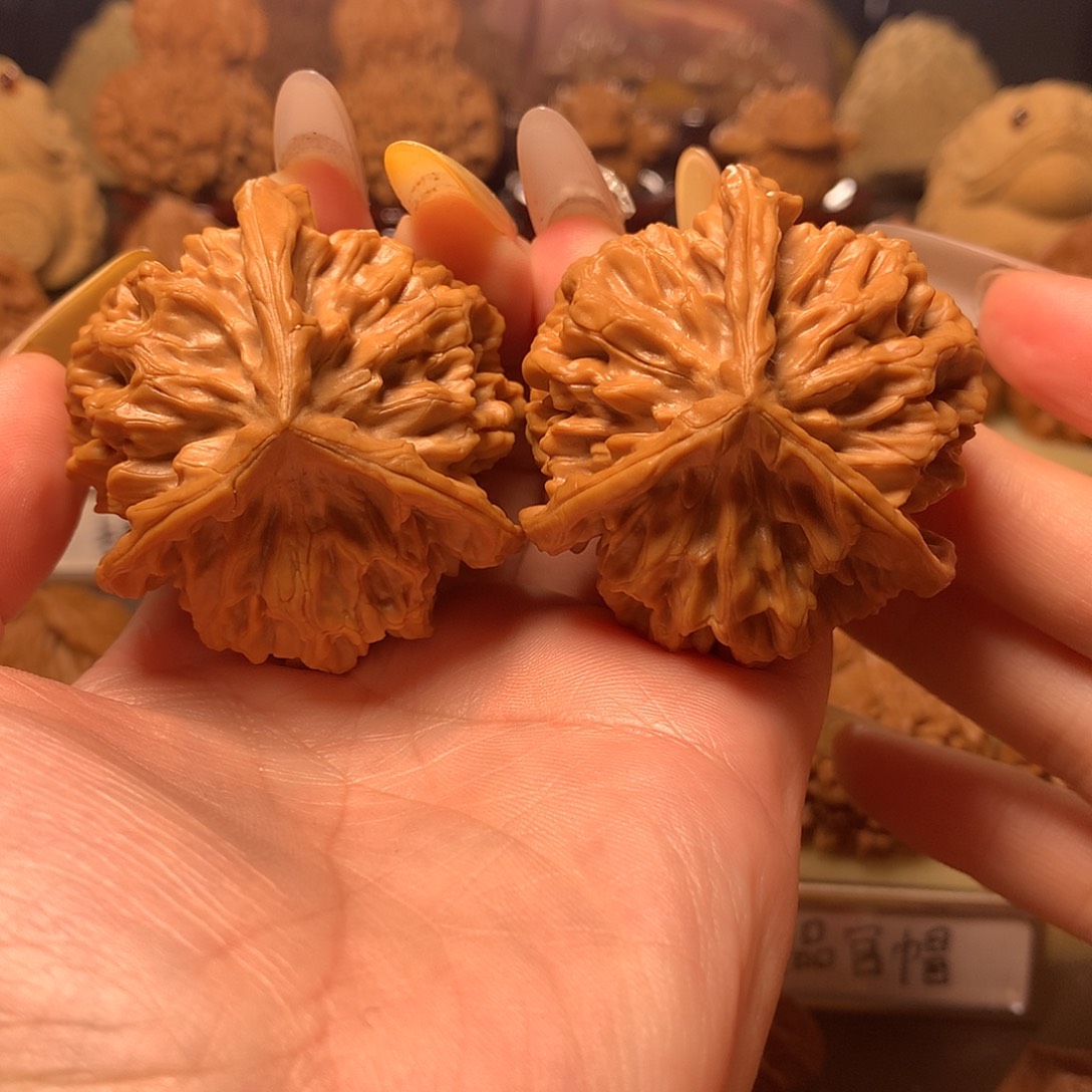 文玩核桃吊坠龙纹大三棱正奔49克重60
